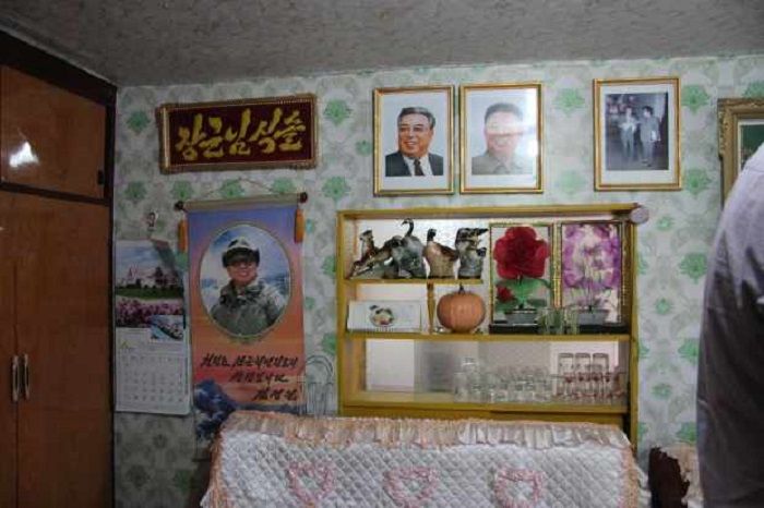 Foto pemimpin Korea Utara sebelumnya, ayah dan kakek Kim Jong Un yang dipajang di rumah warga.