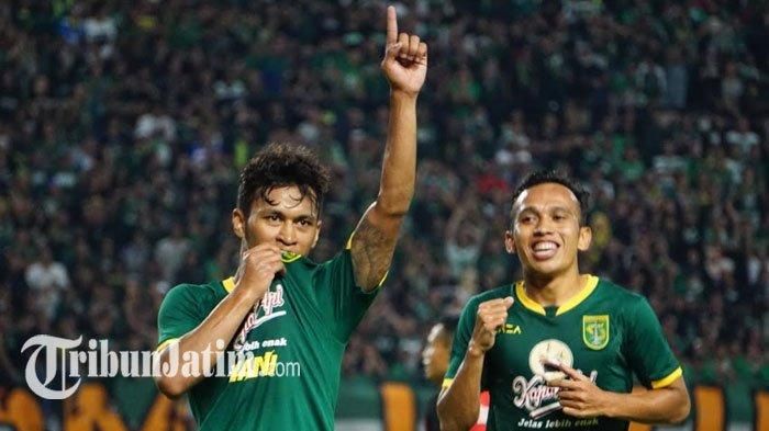 Osvaldo Haay melakukan selebrasi dengan mencium logo Persebaya di jerseynya seusai cetak gol ke gawang Persis Solo di Stadion Gelora Bung Tomo, Sabtu (11/1/2020).