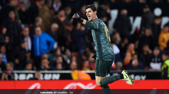 Penjaga gawang Real Madrid, Thibaut Courtois, merayakan keberhasilannya menepis dua penalti di babak adu penalti laga final Piala Super Spanyol, Senin (13/1/2020) dini hari.