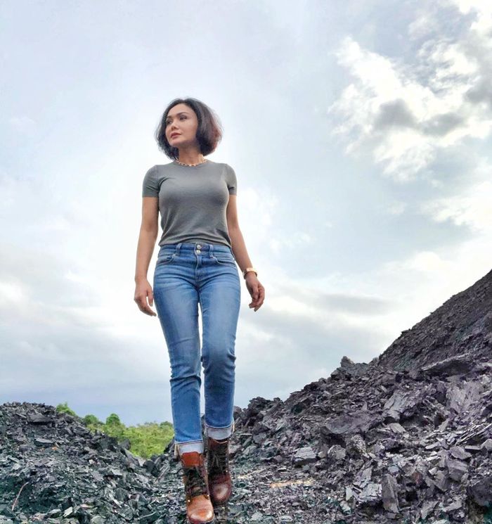 Yuni Shara antara batubara