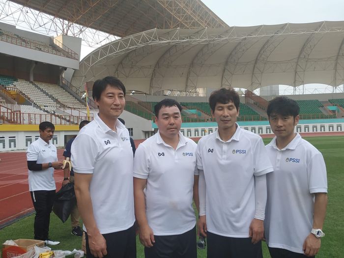 Lee Jae-hong (paling kanan), Gong Oh-kyun (kedua dari kanan) bersama jajaran pelatih timnas Indonesia dari Korea Selatan di Stadion Wibawa Mukti, Cikarang, Senin (13/1/2020).