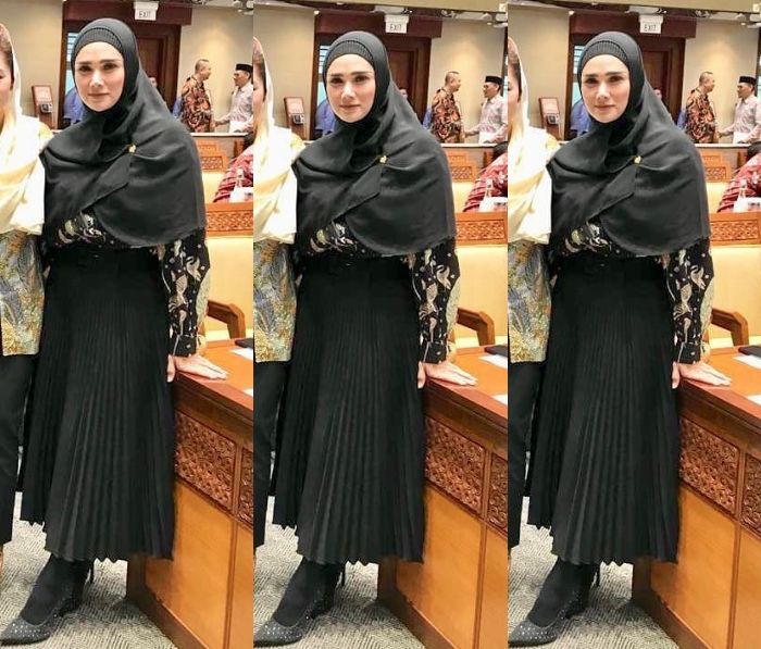Penampilan stylish Mulan Jameela istri Ahmad Dhani saat rapat anggota DPR kenakan paduan rok plisket kekinian