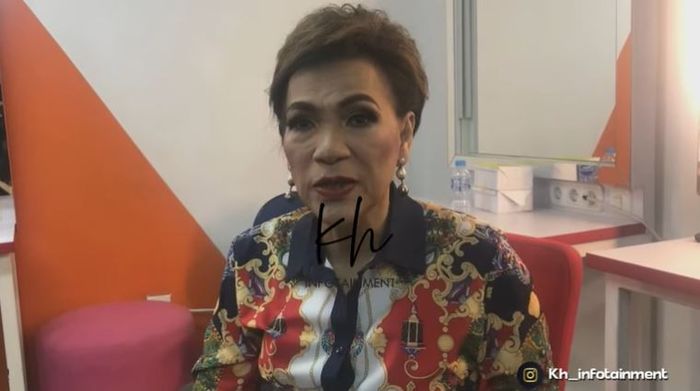 Kesibukan Dorce Gamalama sekarang berjualan kembang.