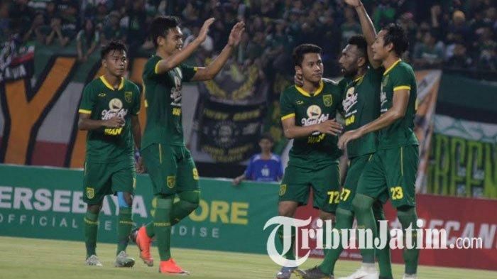 Para pemain Persebaya Surabaya, Zulfikar, Patrich Wanggai, Hansamu Yama, merayakan gol Persebaya dalam laga persahabatan Persebaya vs Persis Solo di Stadion Gelora Bung Tomo (GBT) Surabaya, Sabtu (11/1/2020) malam.