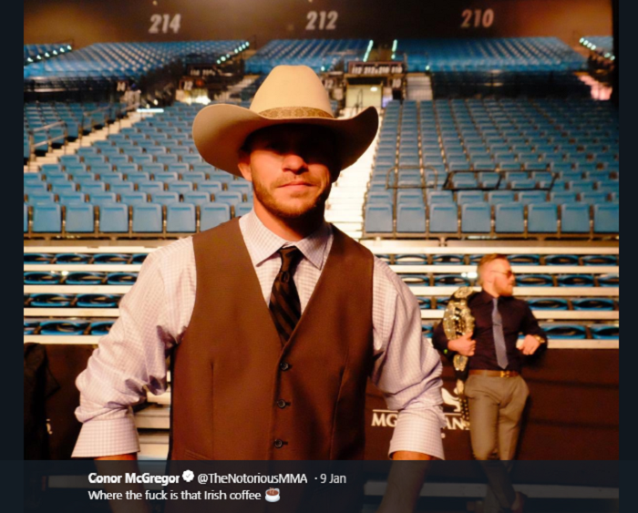 Dua petarung UFC, Donald Cerrone (depan topi cowboy) dan Conor McGregor (duduk). 