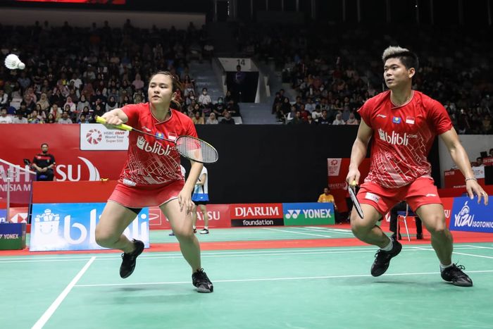 Pasangan ganda campuran Indonesia, Praveen Jordan/Melati Daeva Oktavianti, saat menjalani pertandingan melawan Thom Gicquel/Delphine Delrue pada babak perempat final Indonesia Masters 2020.