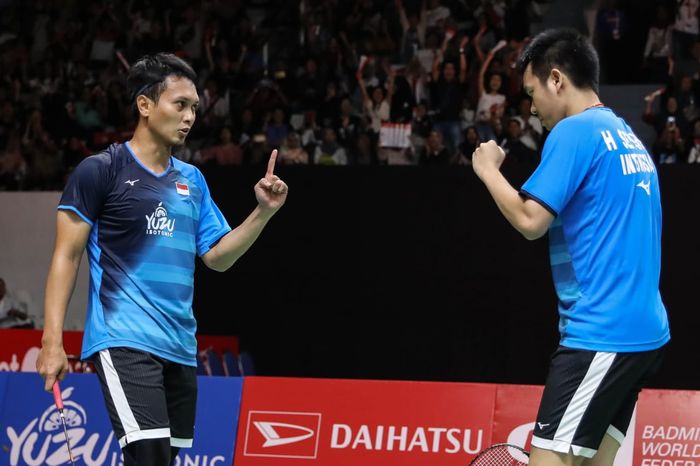 Pasangan ganda putra Indonesia, Mohammad Ahsan/Hendra Setiawan, bereaksi saat memenangi poin pada pertandingan melawan Lee Yang/Wang Chi-Lin pada perempat final Indonesia Masters 2020.