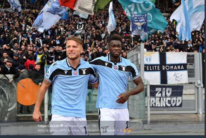 Ciro Immobile (kiri) dan Felipe Caicedo merayakan gol Lazio ke gawang Sampdoria di Stadio Olimpico, 18 Januari 2020.