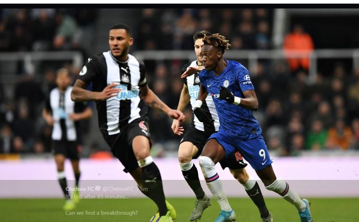 Striker Chelsea, Tammy Abraham, beraksi diadang pemain Newcastle United dalam laga Liga Inggris di St James' Park, 18 Januari 2020.