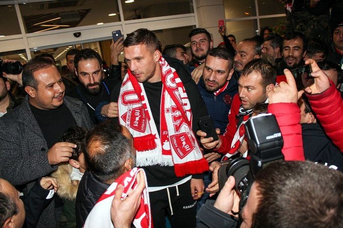 Lukas Podolski disambut meriah fans Antalyaspor saat tiba di Bandara Antalya, pada Minggu (19/1/2020), dinihari waktu setempat.