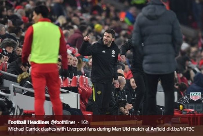 Michael Carrick terlibat adu mulut dengan salah satu fan Liverpool pada North West Derby, Minggu (19/1/2020).