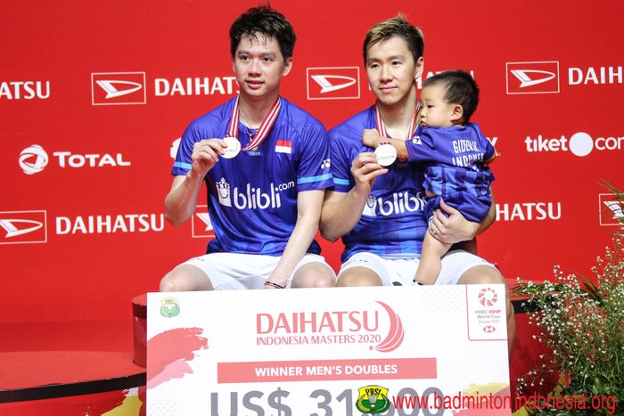 Pasangan ganda putra Indonesia, Marcus Fernaldi Gideon/Kevin Sanjaya Sukamuljo, berpose di podium seusai menjuarai Indonesia Masters 2020 di Istora Senayan, Jakarta, Minggu (19/1/2020).