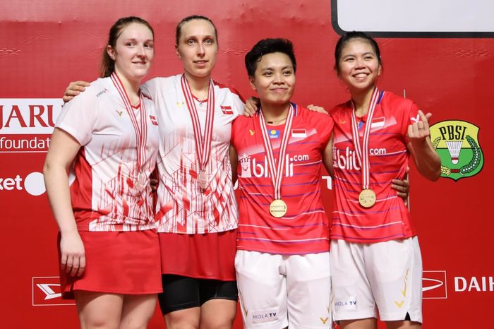 Pasangan ganda putri Indonesia, Greysia Polii/Apriyani Rahayu, berpose di podium kemenangan bersama Maiken Fruergaard/Sara Thygesen (Denmark) seusai laga final Indonesia Masters 2020 di Istora Senayan, Jakarta, Minggu (19/1/2020).