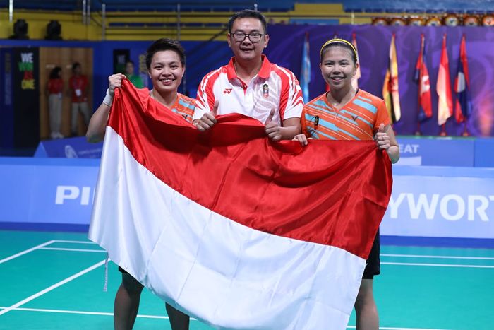 Pelatih kepala ganda putri Indonesia, Eng Hian, berpose dengan Greysia Polii/Apriyani Rahayu, setelah memastikan medali emas pada SEA Games 2019 di Muntinlupa Sports Center, Manila, Filipina, Desember 2019.