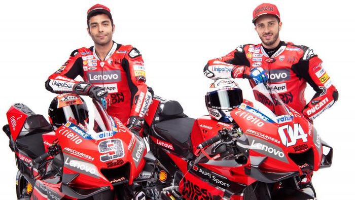 Andrea Dovizioso (kanan) dan Danilo Petrucci dalam tampilan baru tim Ducati untuk MotoGP musim 2020.