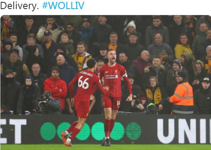 Kapten Liverpool, Jordan Henderson (kanan), merayakan golnya bersama Trent Alexander-Arnold dalam laga Liga Inggris melawan Wolverhampton Wanderers di Stadion Molineux, Kamis (23/1/2020).