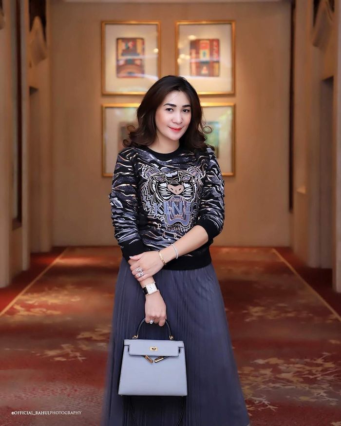 Rien Wartia Trigina istri Andre Taulany kenakan  sepaket fashion item branded