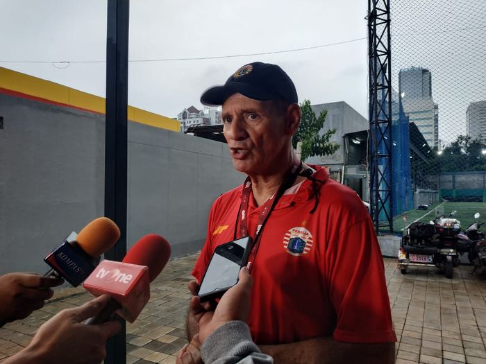 Pelatih fisik Persija Jakarta, Stefano Impagliazzo menjawab pertanyaan wartawan setelah memimpin latihan di Lapangan F7 Mini Soccer, Cilandak Jakarta Selatan, Sabtu (25/1/2020).