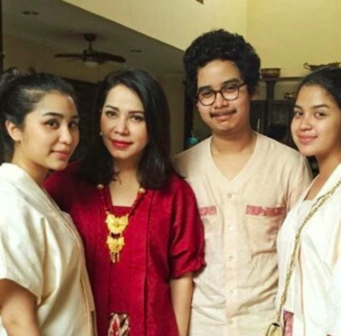 Iis Sugianto bersama ketiga anaknya