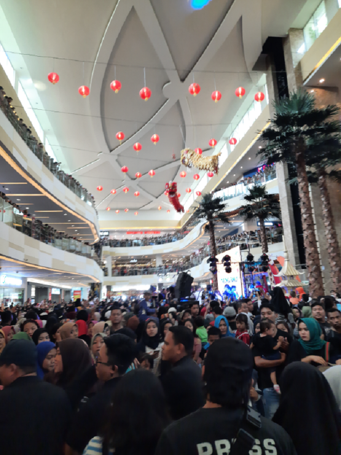 Situasi keramaian acara The Onsu Roadshow 2020 untuk perayaan Imlek 2571 di Metmall Cileungsi, Bogor, Jawa Barat, Sabtu (25/1/2020).