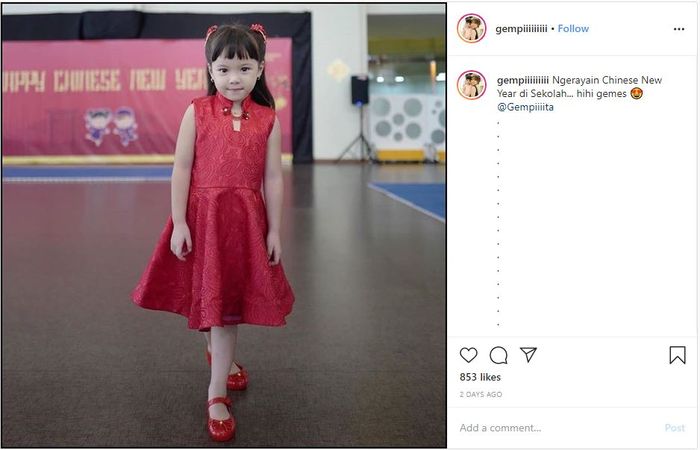 Gempita Nora Marten Kenakan Cheongsam saat rayakan Imlek di sekolah.