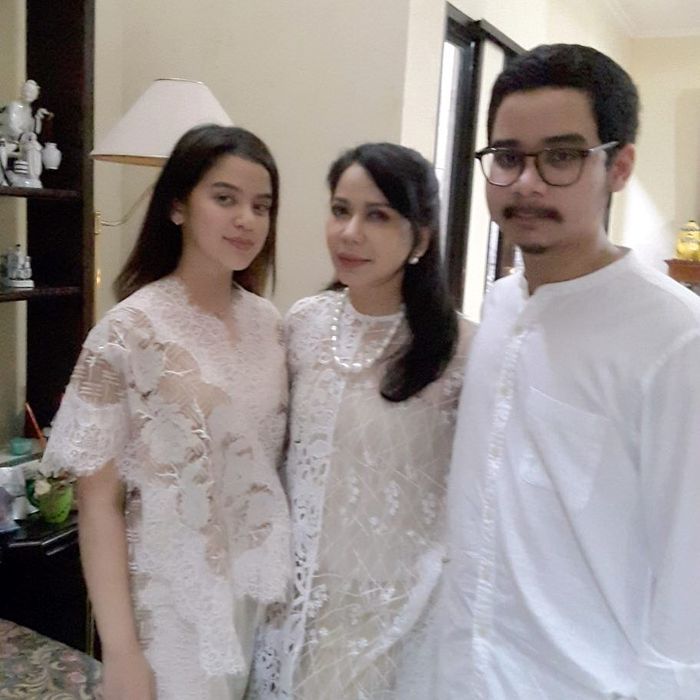 Iis Sugianto bersama kedua anaknya