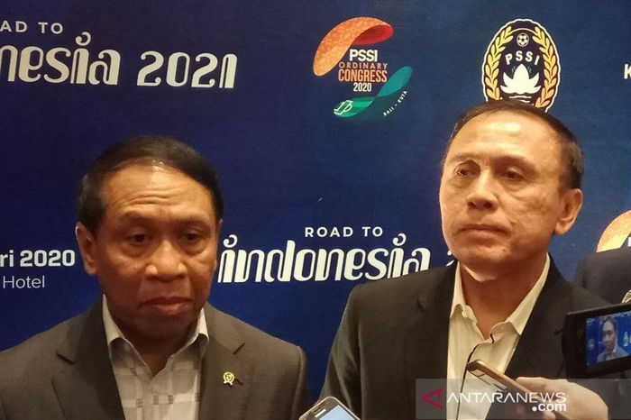 Menpora Zainudin Amali (kiri) bersama Ketua Umum PSSI Mochamad Iriawan, disela Kongres Biasa PSSI Tahun 2020 di Kuta, Bali, Sabtu (25/1/2020). 