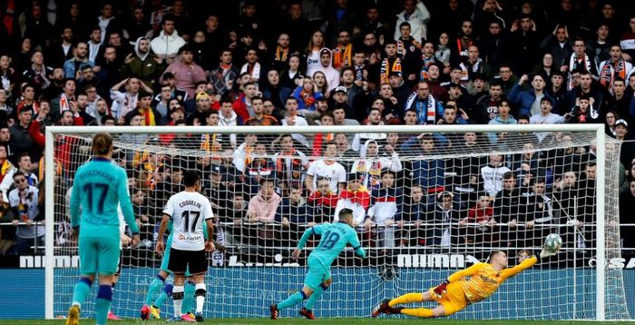 Kiper Barcelona, Marc-Andre ter Stegen, menepis penalti striker Valencia, Maxi Gomez, dalam laga Liga Spanyol, Sabtu (25/1/2020), di Stadion Mestalla.