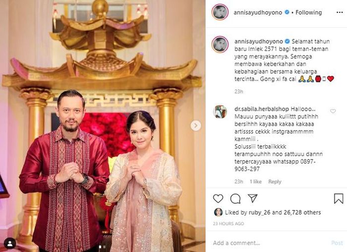Annisa Pohan tampil anggun dengan kebaya warna peach.