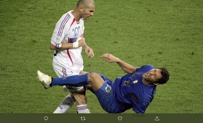 Zinedine Zidane melakukan sundulan kepada Marco Materazzi pada gelaran Piala Dunia 2006