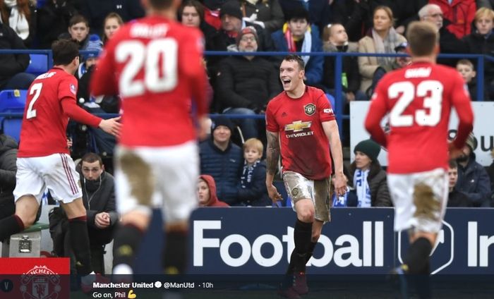 Ekspresi Phil Jones usai membobol gawang Tranmere Rovers pada laga babak keempat Piala FA, Minggu (26/1/2020).