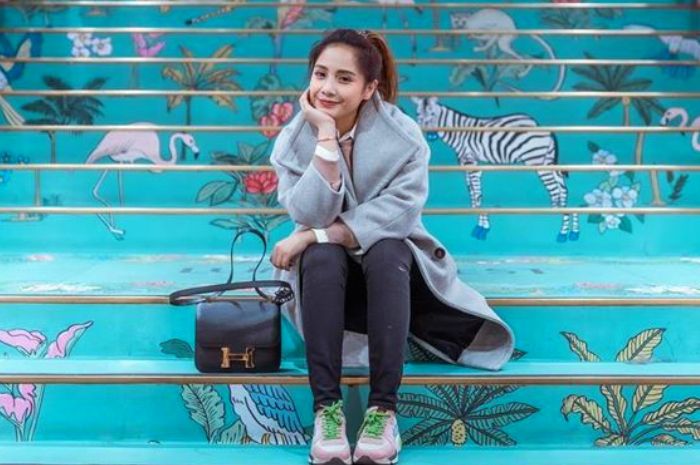 Nagita Slavina membagikan tips packing khusus untuk melipat baju dan jaket tebal saat liburan keliling dunia