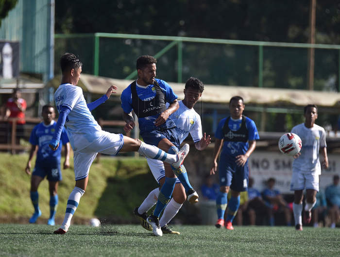 Suasana pertandingan uji coba Persib Bandung melawan Persib U-20 yang berakhir dengan skor 6-0 untuk kemenangan Supardi Nasir cs di Lapangan Inspire Arena, Kabupaten Bandung Barat, Selasa (27/1/2020).