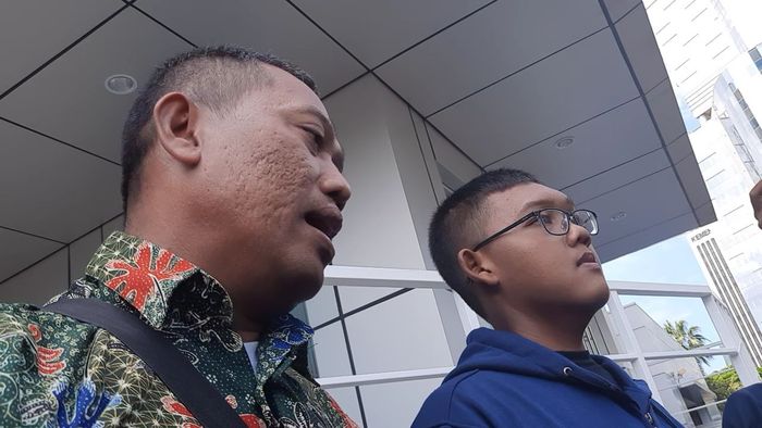 Arya Permana saat ditemui Grid.ID bersama ayahnya, Ade Somantri, di kawasan Tendean, Jakarta Selatan, Selasa (28/1/2020).