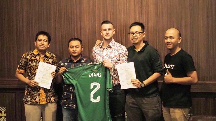 Aaron Evans (tengah), saat diperkenalkan sebagai pemain baru PSS Sleman pada Selasa (28/1/2020).