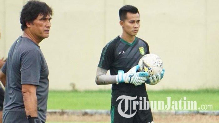 Pelatih Kiper Persebaya Surabaya, Benny van Breukelen, dan kiper Persebaya Surabaya, Angga Saputra, saat latihan di Lapangan Jenggolo Sidoarjo, Jawa Timur, Selasa (28/1/2020).