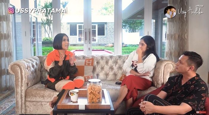 Denada menceritakan kepada Ussy dan Andhika awal mula sang anak terkena penyakit Leukimia.