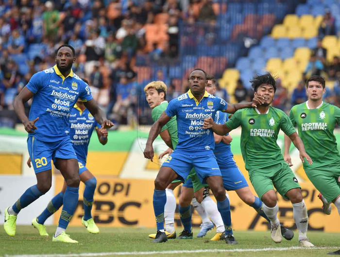 Bek Persib Bandung, Victor Igbonefo, membela timnya saat laga uji coba melawan Melaka United di Stadion Si Jalak Harupat, Bandung, 1 Februari 2020.