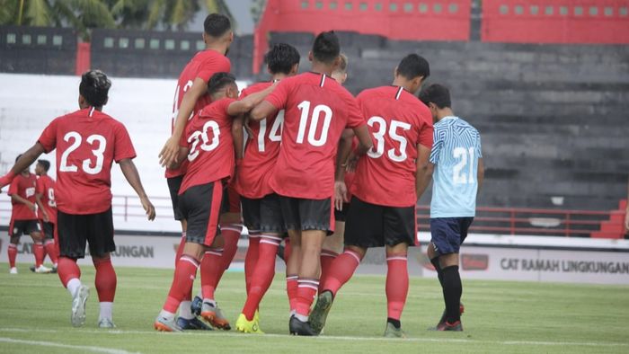 Para pemain Bali United merayakan gol yang dicetak Fadil Sausu ke gawang Persela Lamongan pada laga uji coba di Stadion Kapten I Wayan Dipta, Bali, 1 Februari 2020.