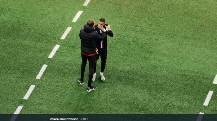 Striker Paris Saint-Germain, Kylian Mbappe terlihat sedang beradu mulut dengan sang pelatih, Thomas Tuchel di tengah laga kontra Montpellier, Sabtu (1/2/2020).