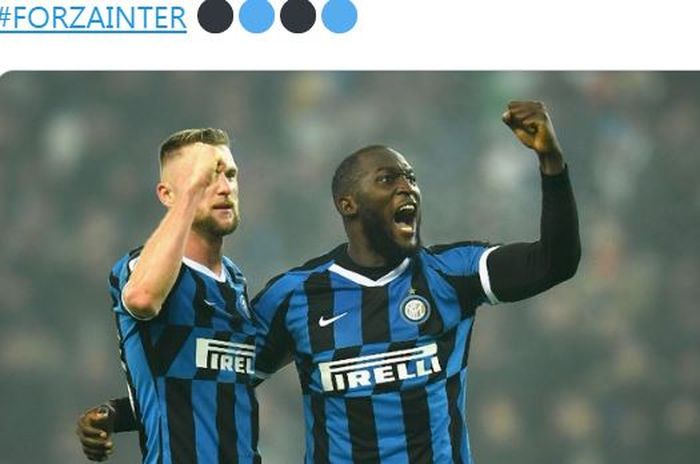 Striker Inter Milan, Romelu Lukaku (kanan), merayakan kemenangan atas Udinese dalam laga Liga Italia di Stadion Friuli, Minggu (2/2/2020).