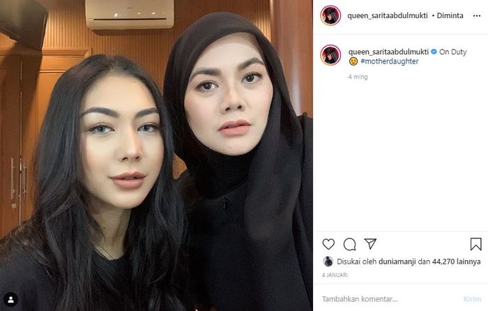 Sarita Abdul Mukti bersama dengan anak sulungnya.