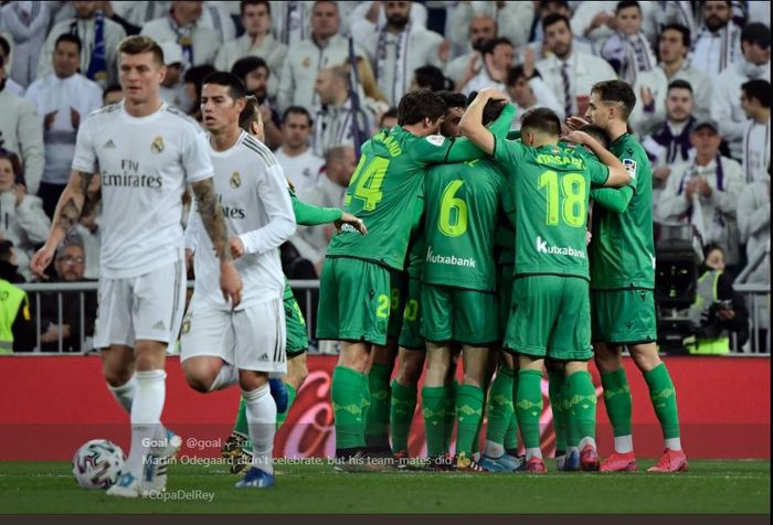 Pemain Real Sociedad merayakan gol ke gawang Real Madrid di laga Copa del Rey di Stadion Santiago Bernabeu, Madrid, 6 Februari 2020.