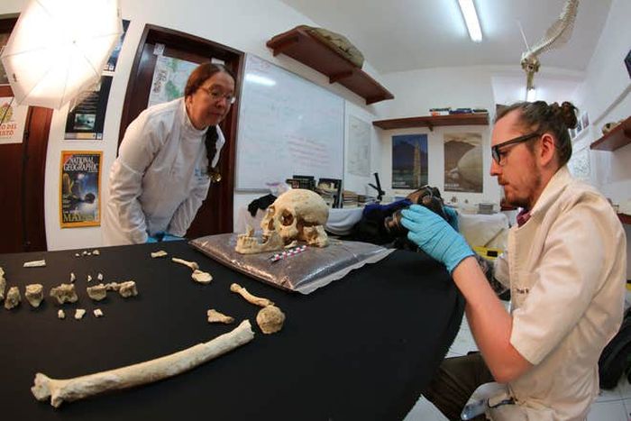 Professor Silvia Gonzalez dan Dr Sam Rennie bersama kerangka Chan Hol 3 yang ditemukan di gua bawah laut di Tulum, Meksiko. 