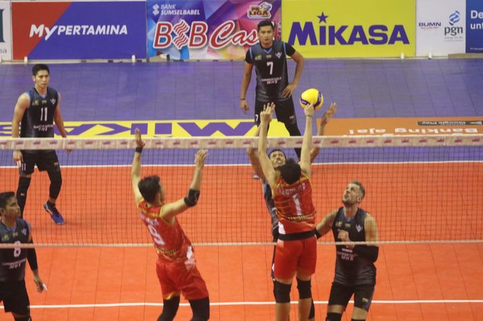 Suasana pertandingan Palembang Bank SumselBabel versus Lamongan Sadang MHS pada seri ketiga Proliga 2020 di Gedung PSCC, Palembang, Sumatera Selatan, Jumat (7/2/2020).