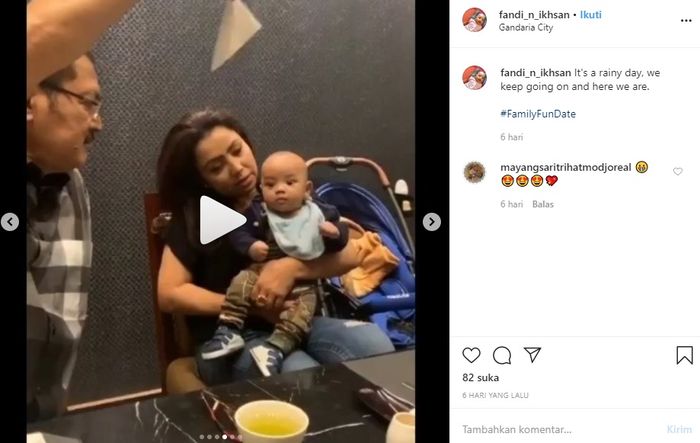 Mayangsari tampak menggendong bayi laki-laki