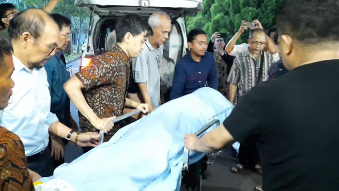 Jenazah istri Almarhum Chrisye, Yanti Noor, tiba di rumah duka di kawasan Bintaro, Tangerang Selatan, Sabtu (8/2/2020), pukul 18.20 WIB.