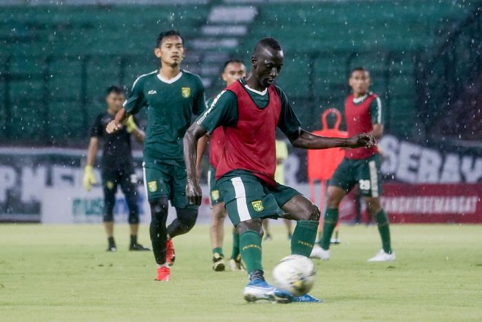 Makan Konate berlatih keras di tengah hujan deras dalam sesi offical training Persebaya jelang menghadapi Sabah FA di Stadion Gelora Bung Tomo, Jumat (7/2/2020).