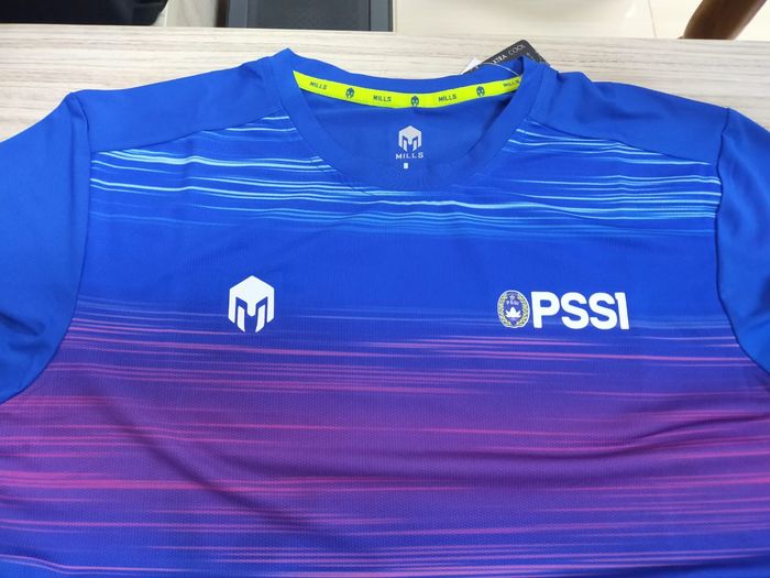 Jersey latihan timnas Indonesia berwarna biru tanpa lambang Garuda di dada.