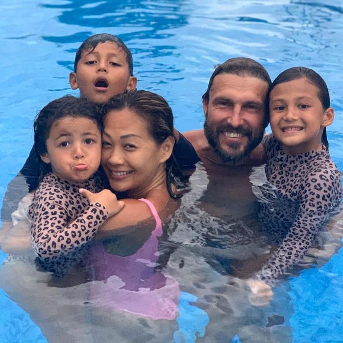 Indah Kalalo menikmati waktu luang dengan berenang bersama keluarga.